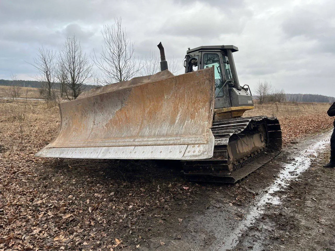 На Київщині під час польових робіт на протитанковій міні підірвався трактор. Фото