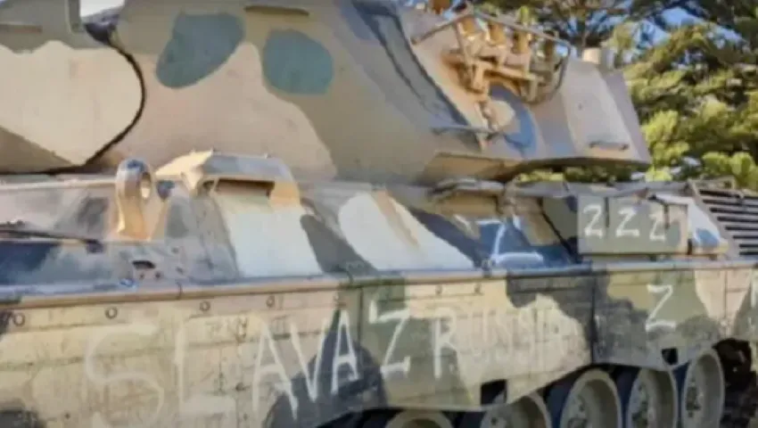 В Австралии раритетный танк Leopard разрисовали Z-свастикой и пророссийскими лозунгами. Фото dqxikeidqxidtant
