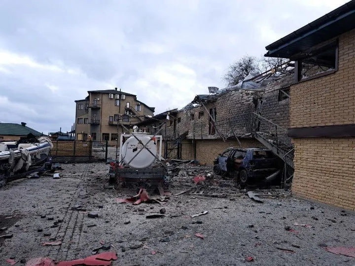 В Новой Каховке ’’бавовна’’ посетила яхт-клуб, который облюбовали оккупанты для отдыха. Фото и видео