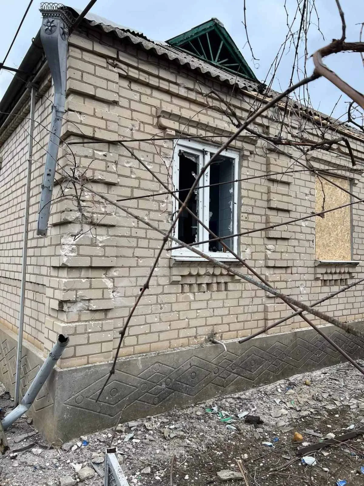 Окупанти обстріляли Чорнобаївку: є поранені, пошкоджено 6 будинків. Фото