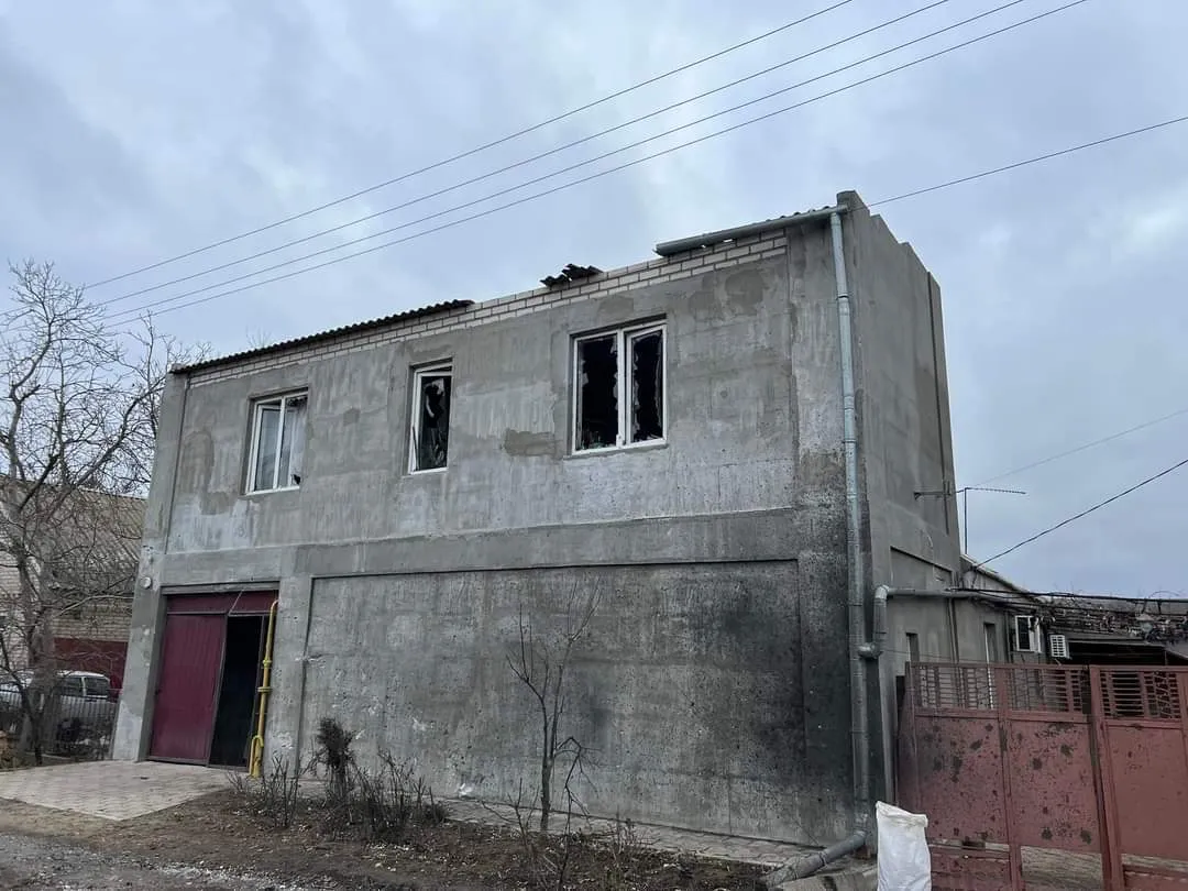 Окупанти обстріляли Чорнобаївку: є поранені, пошкоджено 6 будинків. Фото