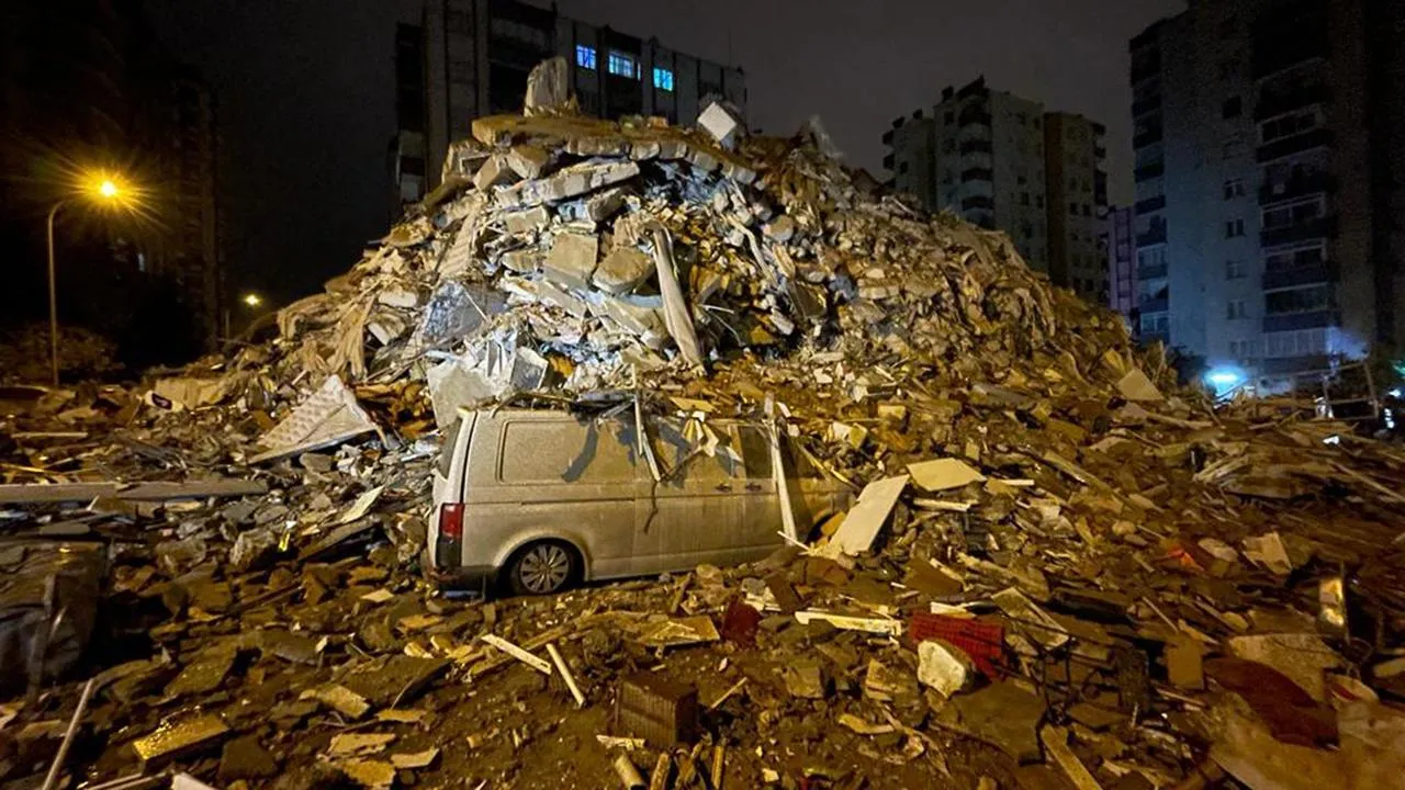 В Турции в результате мощного землетрясения погибли почти 300 человек, тысячи ранены. Фото и видео