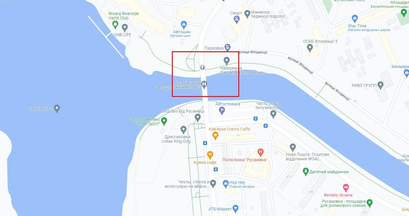 В Киеве легковушка на скорости сбила столб и вылетела на тротуар. Фото и видео dqxikeidqxidqrant