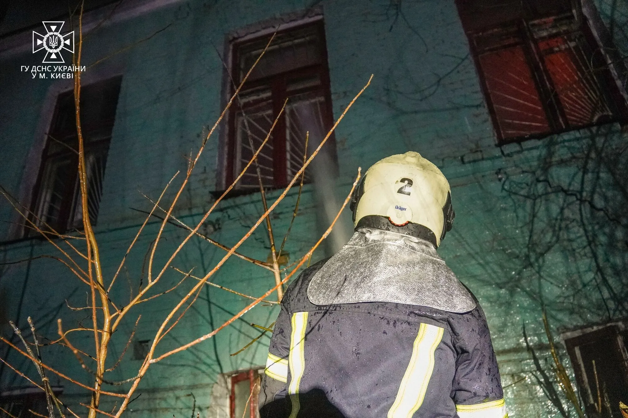 В Киеве обнаружили тело мужчины во время тушения пожара в отселенном доме. Фото и видео dqxikeidqxidqeant