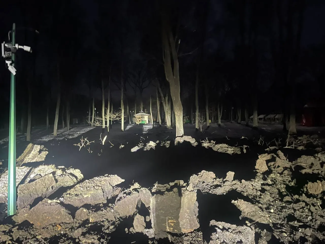 Окупанти вдарили ракетами по промисловому об’єкту у Харкові та обстріляли Вовчанськ: загинула жінка