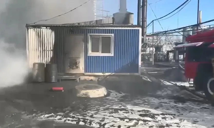 В России вспыхнул мощный пожар на территории нефтеперерабатывающего завода, валит дым. Видео dqxikeidqxidqrant