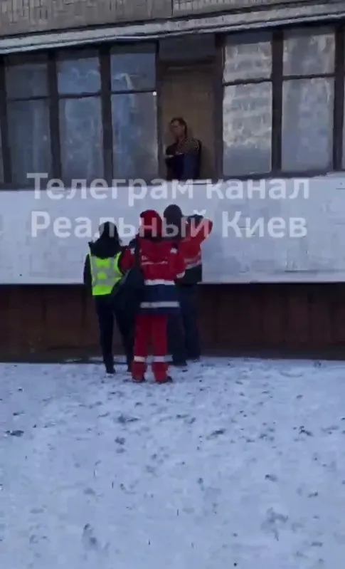 В Киеве мужчина угрожал выбросить из окна балкона младенца: ребенка спасли. Видео dqxikeidqxidqrant