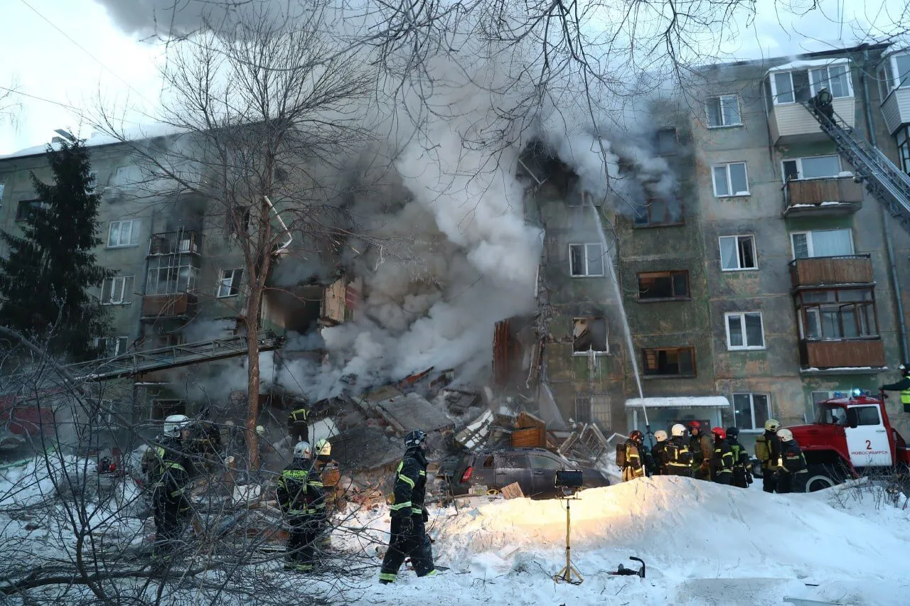 У Новосибірську вибухнув газ у багатоповерхівці і звалився весь під’їзд: є загиблі. Фото і відео