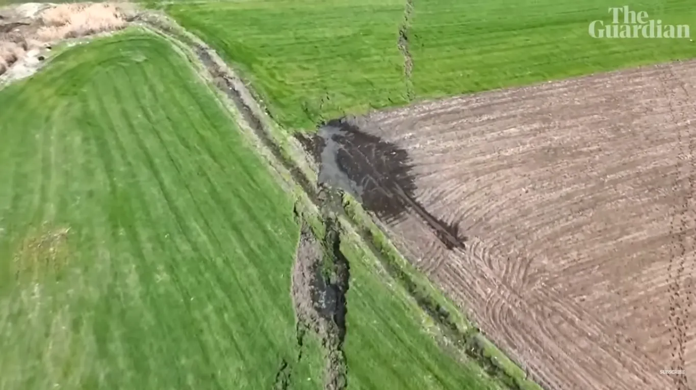 Тріщини на землі в Туреччині dqxikeidqxidqrant