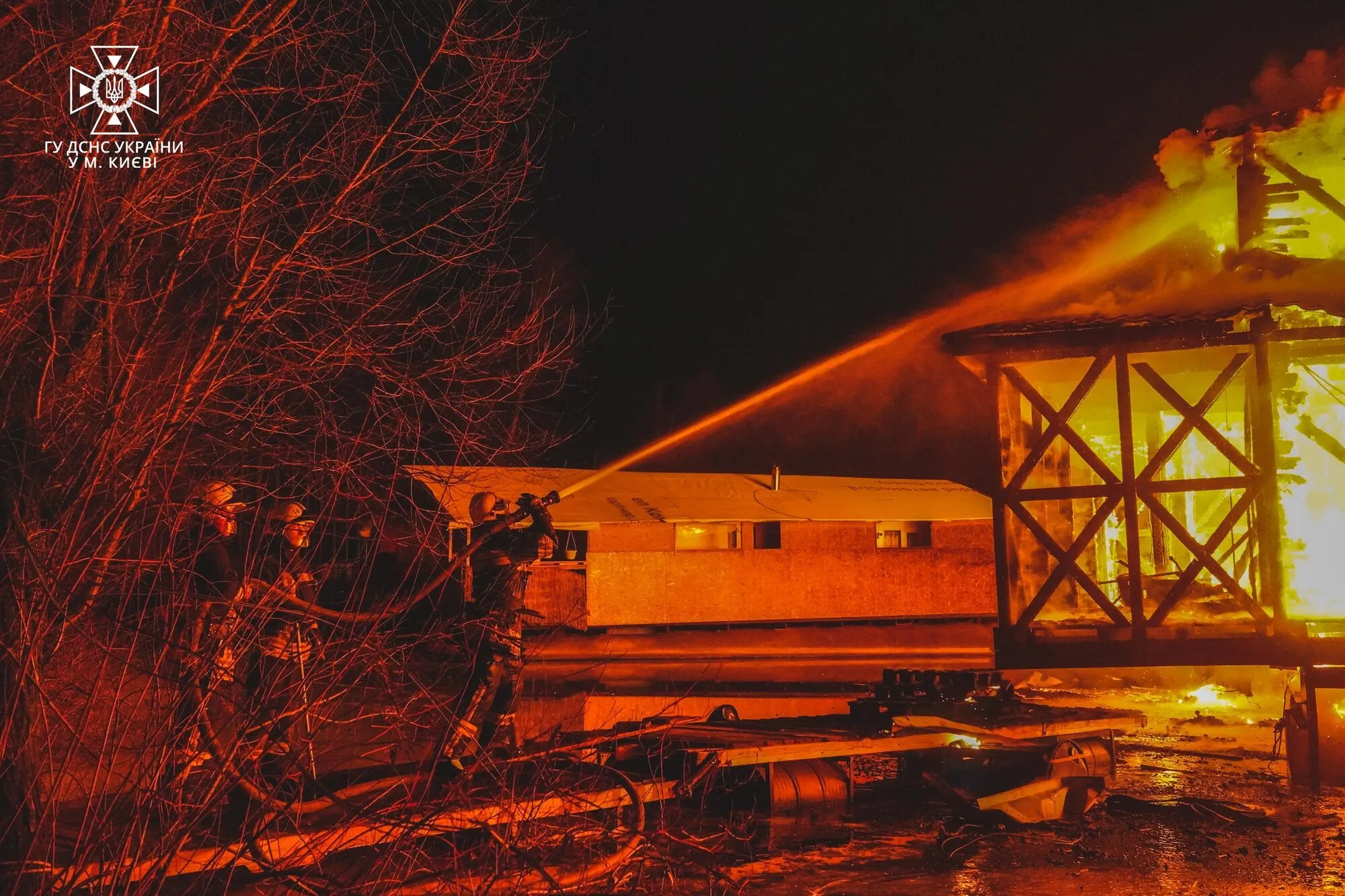 У Києві сталася масштабна пожежа на території Гідропарку. Фото і відео