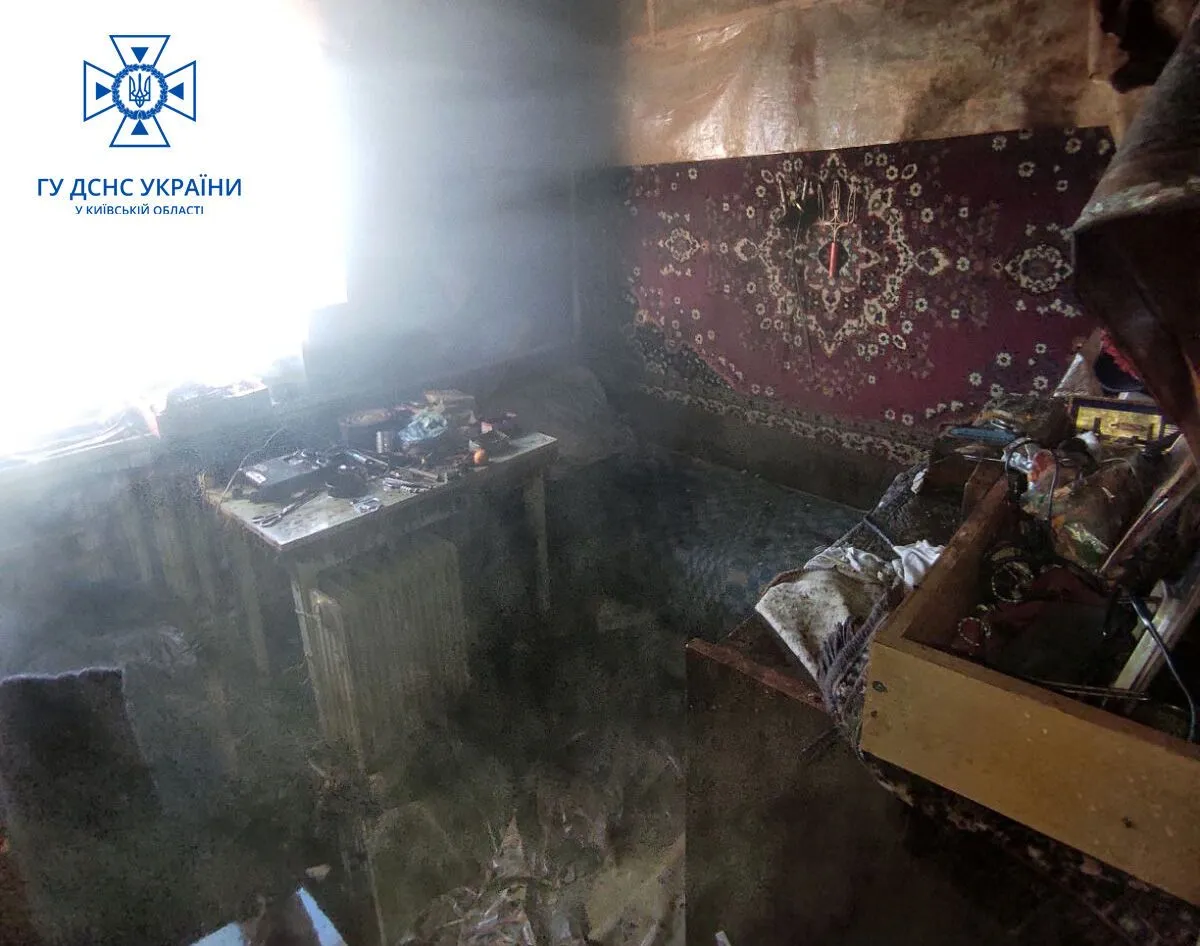 На Киевщине бойцы ГСЧС спасли пенсионера, отравившегося угарным газом. Фото