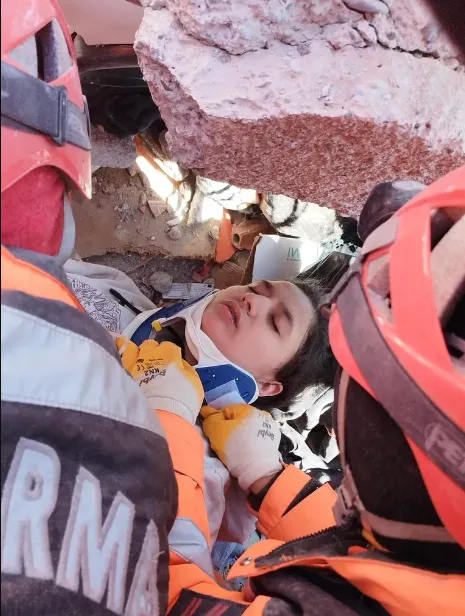 В Турции спустя 10 дней после землетрясения из-под завалов спасли 17-летнюю девушку. Фото dqxikeidqxidqrant