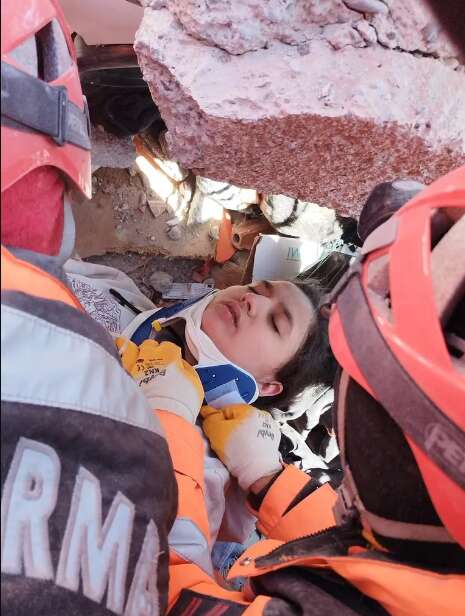 У Туреччині за 10 днів після землетрусу з-під завалів врятували 17-річну дівчину. Фото dqxikeidqxidqrant