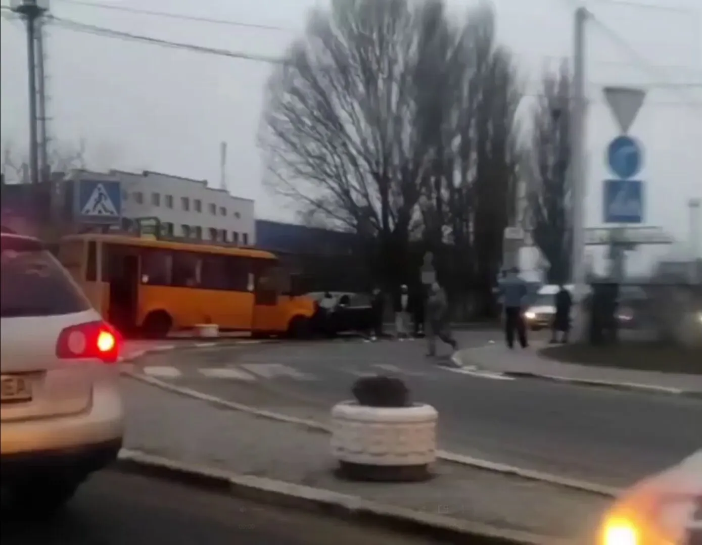 Під Києвом сталося лобове зіткнення маршрутки та легковика: є постраждалий. Відео dqxikeidqxidqeant