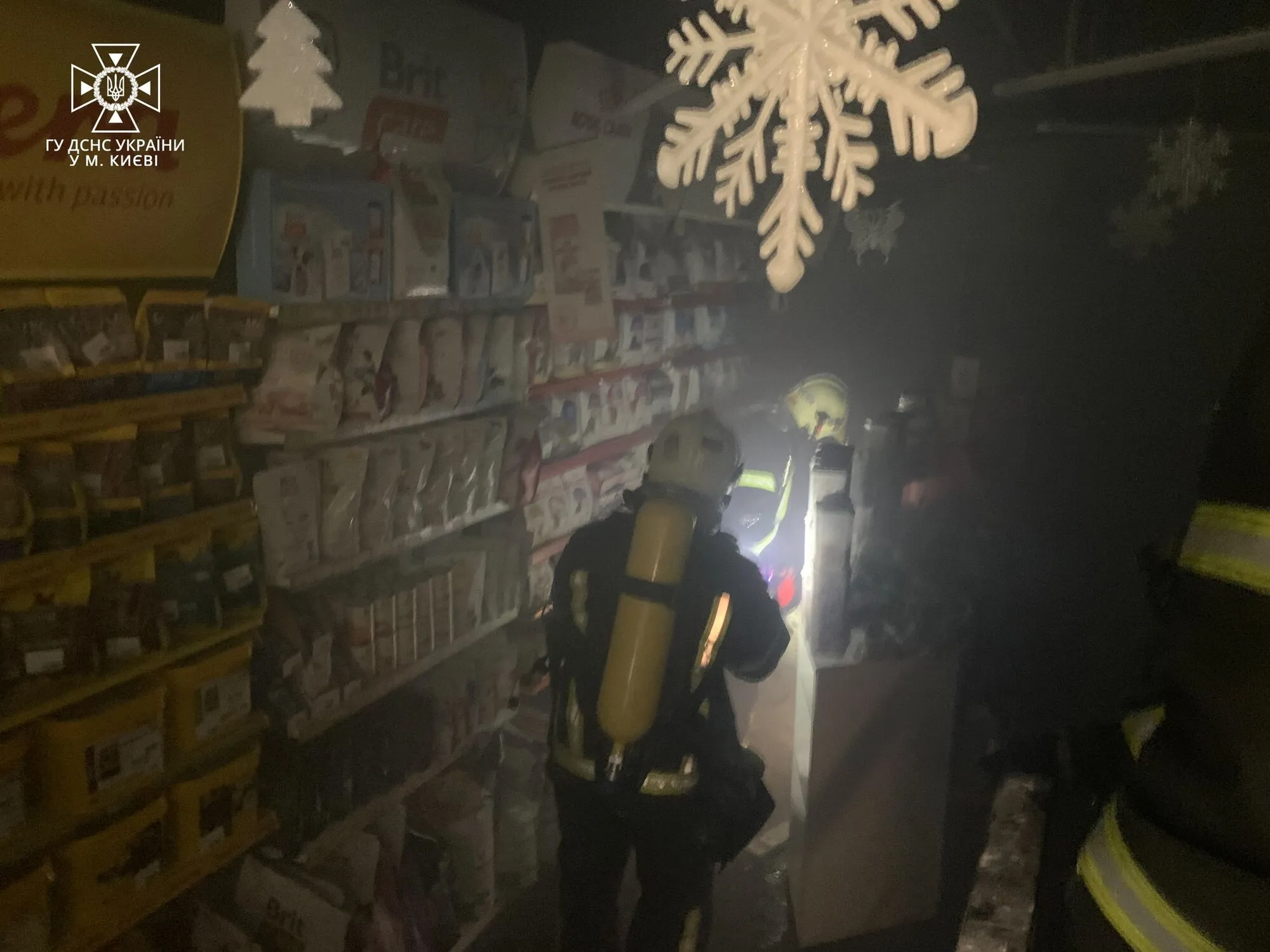 В Киеве произошел пожар в ТРЦ, расположенном над станцией метро ’’Героев Днепра’’. Фото