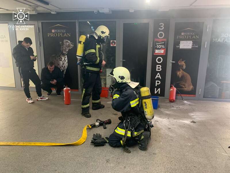 В Киеве произошел пожар в ТРЦ, расположенном над станцией метро ’’Героев Днепра’’. Фото