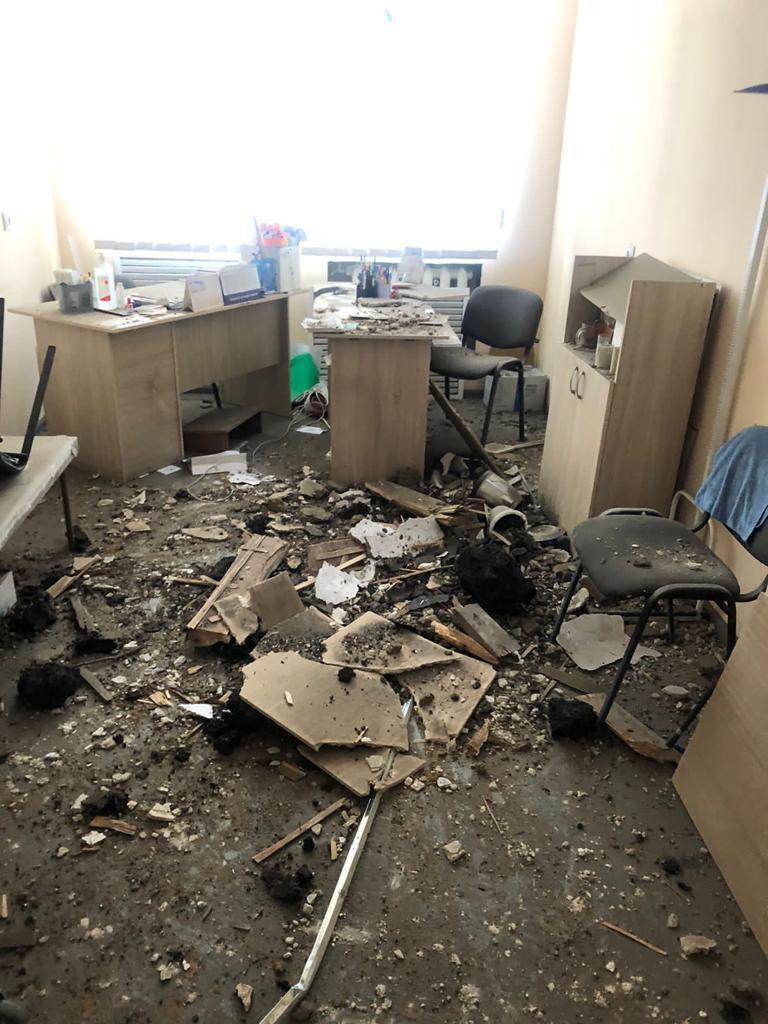 Російський снаряд пробив дах