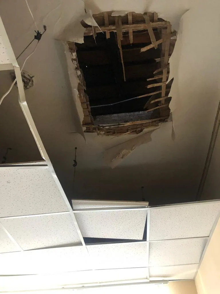 Діра в стелі після обстрілу