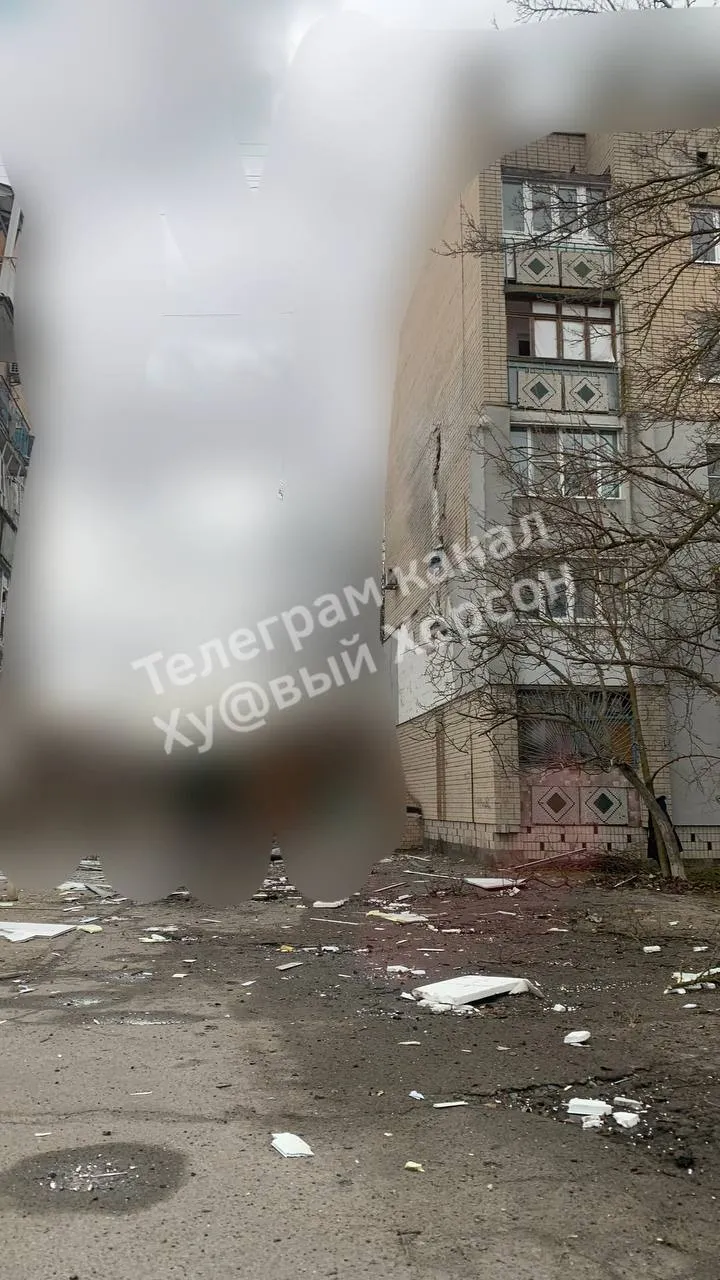 Окупанти у день звернення Путіна влаштували обстріл Херсона: влучили в зупинку, є поранені – ЗМІ