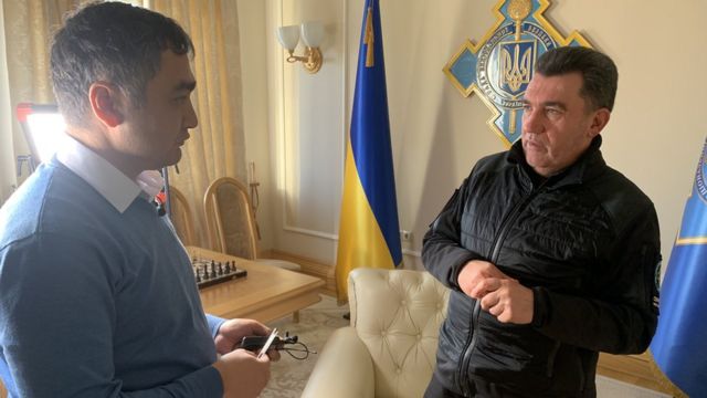 Секретар РНБО України Олексій Данилов (праворуч) розповів кореспондентові ВВС Абдужалілу Абдурасулову, що командування знало про дату вторгнення dqxikeidqxidqrant