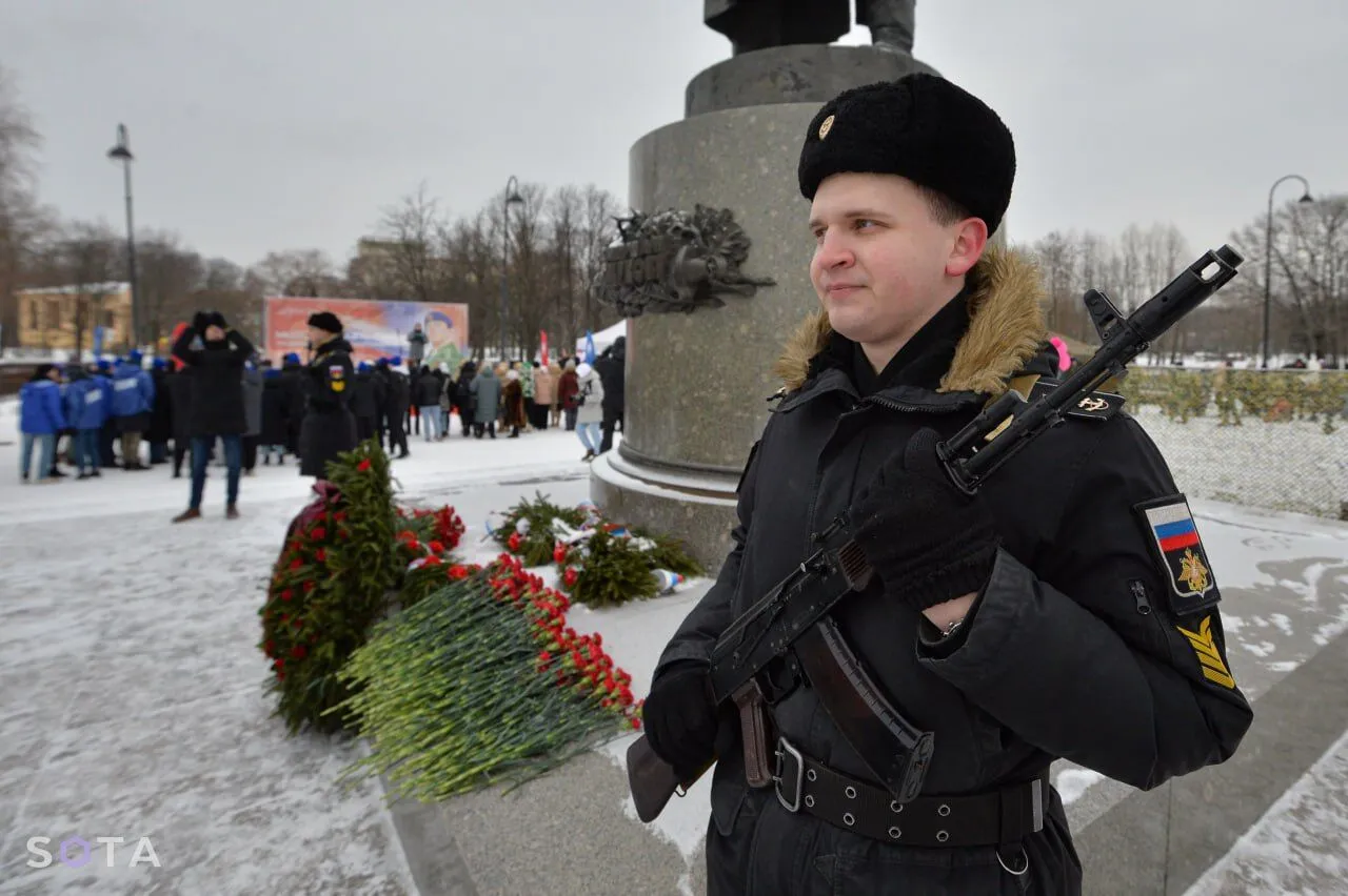 Пенсионеры ели гречку, школьники привыкали к ОМОНу: в Санкт-Петербурге провели праздничную акцию. Фото dqxikeidqxidqrant