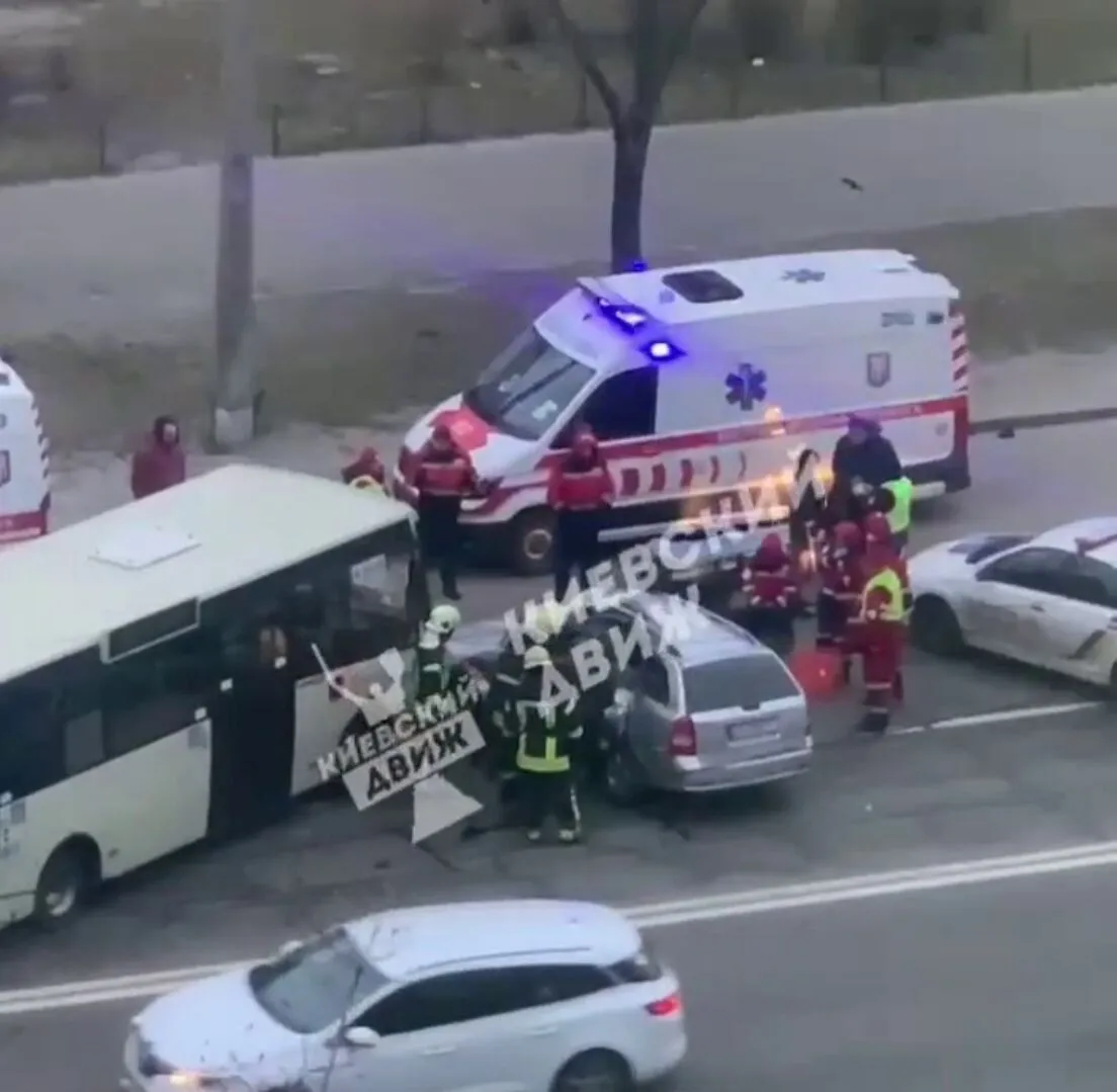 В Киеве на Троещине столкнулись легковушка и маршрутка: есть пострадавший. Видео