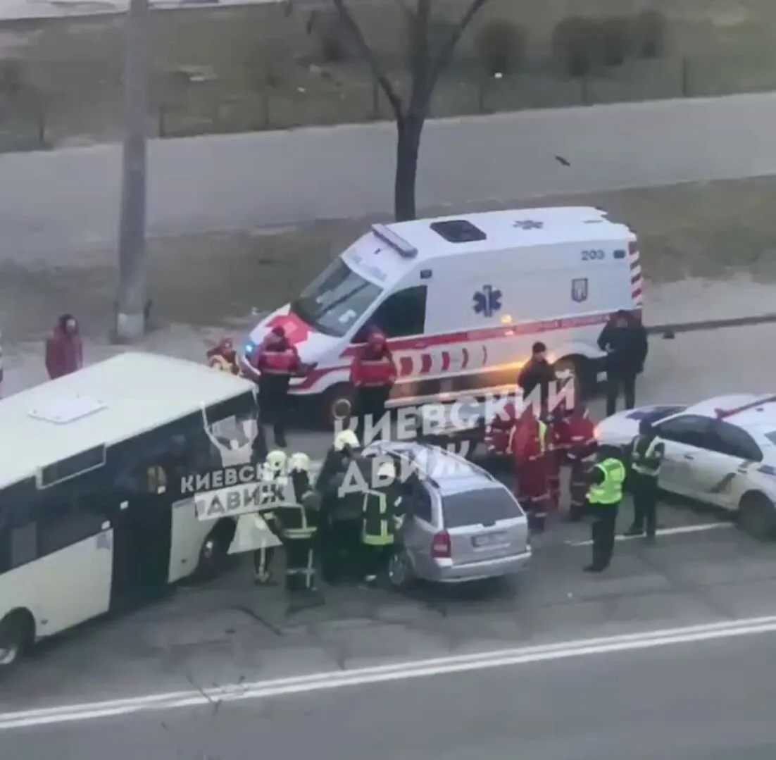 У Києві на Троєщині зіткнулися легковик та маршрутка: є постраждалий. Відео dqxikeidqxidqrant