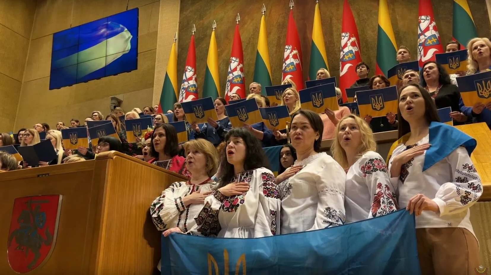 У Сеймі Литви заспівали гімн України в річницю повномасштабного вторгнення Росії. Відео