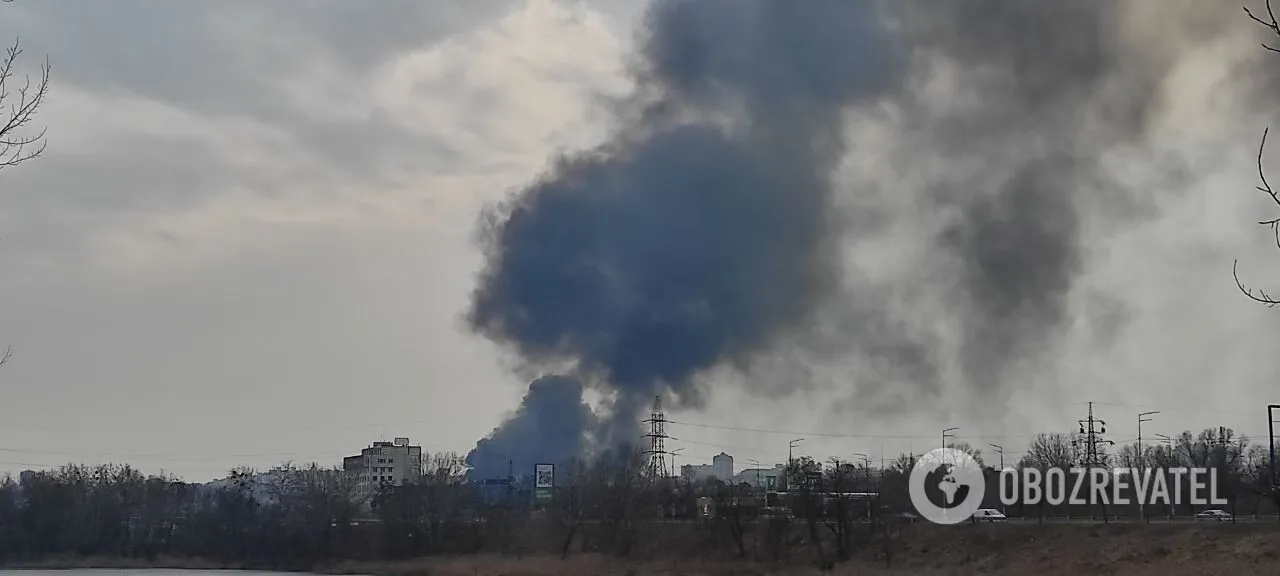 У Києві на Подолі спалахнула потужна пожежа, валить чорний дим. Фото і відео