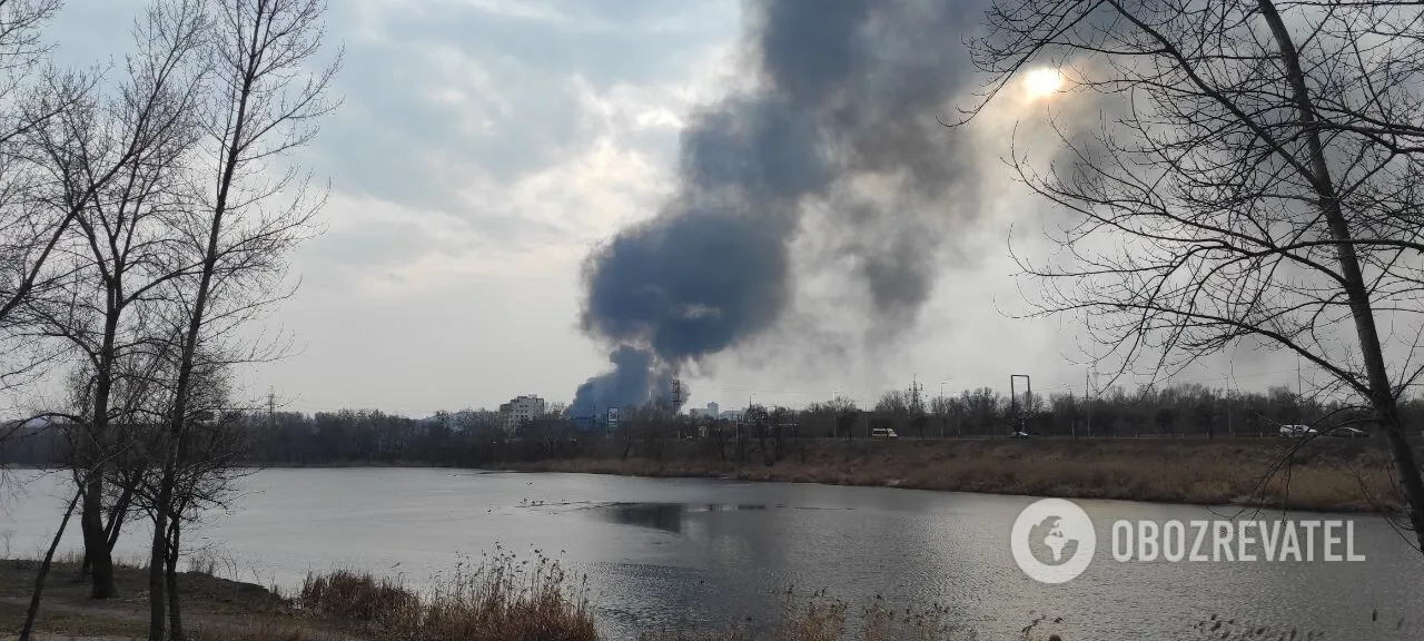 У Києві на Подолі спалахнула потужна пожежа, валить чорний дим. Фото і відео