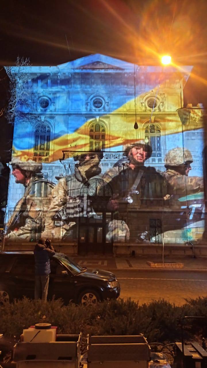 Художник из Швейцарии Хофштеттер подсветил здания в Одессе 03