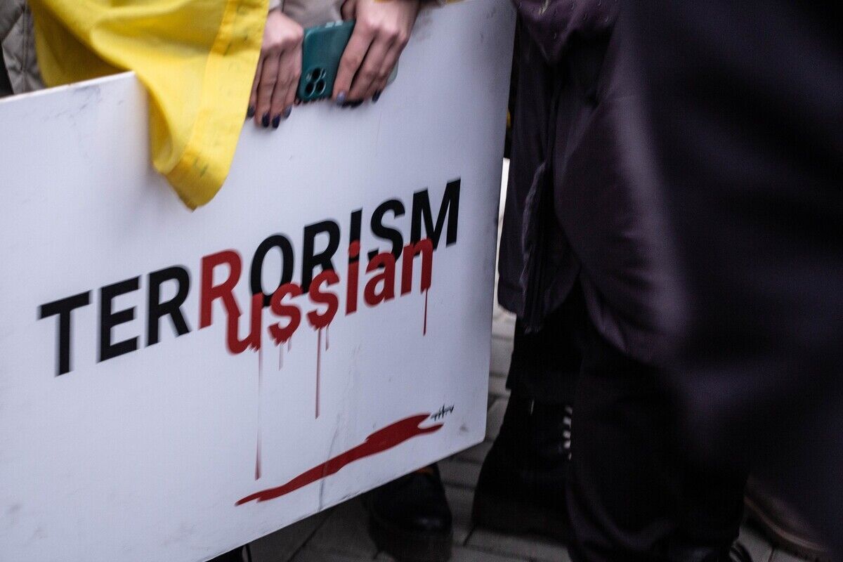 ’’Світло переможе пітьму’’: у Молдові активісти ’’повісили’’ Путіна. Фото