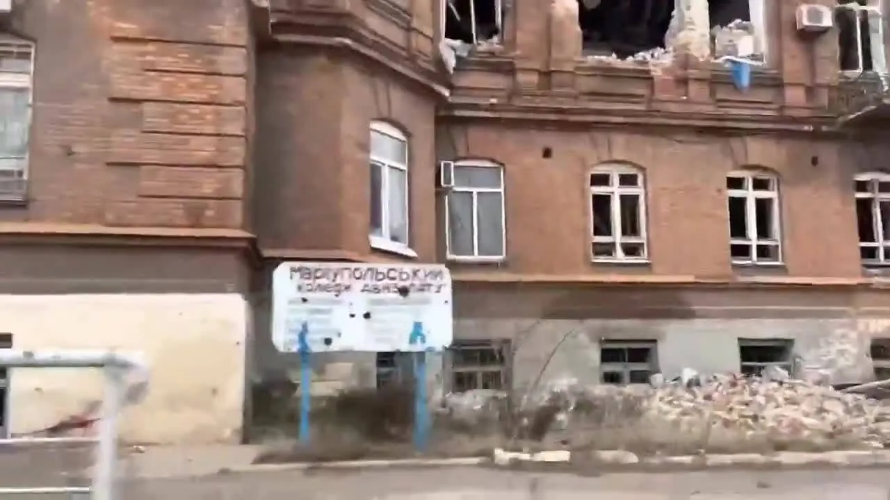 Несут только разрушение и смерть: оккупанты уничтожили в Мариуполе историческое здание, где обучались Авербах и Арнаутов. Видео dqxikeidqxidqrant