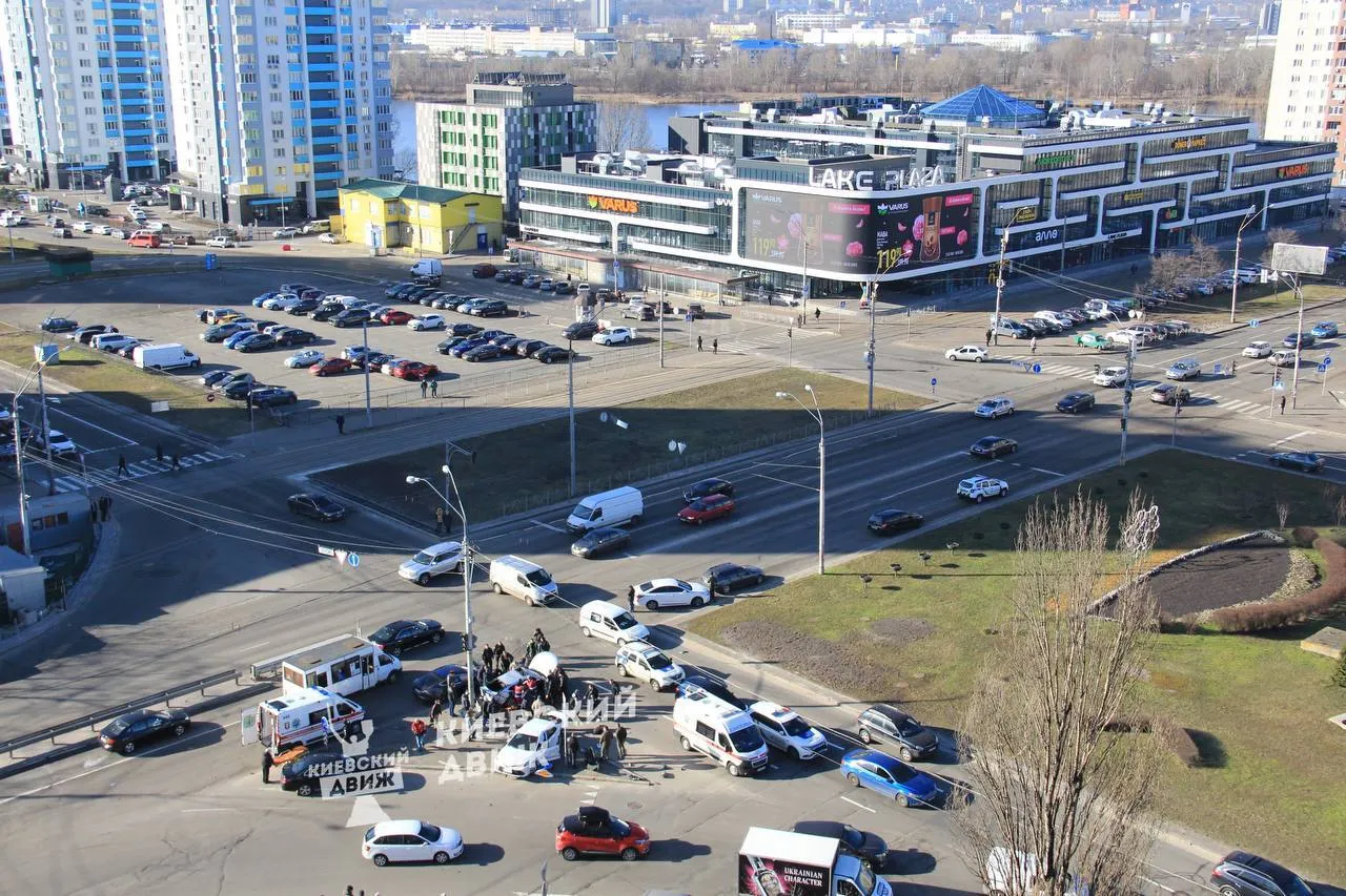 В Киеве на Оболони произошла массовая авария с пострадавшими: известны подробности. Фото и видео