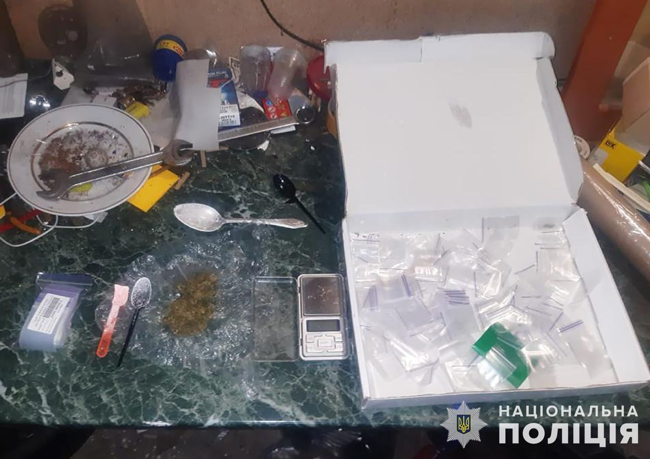 33-річний чоловік купував великі партії, самостійно фасував наркотики та продавав через пошту