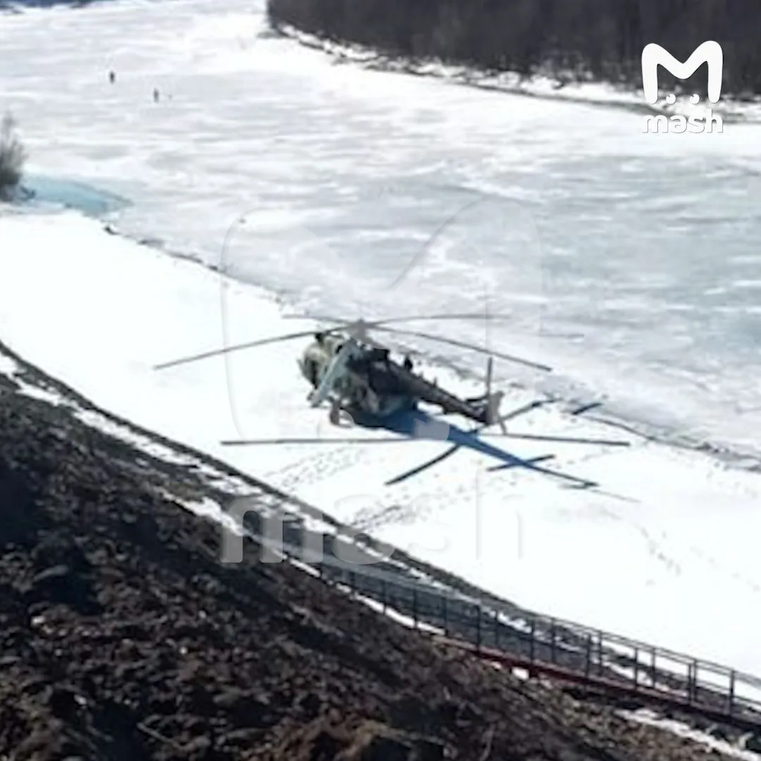 Зачепився за лінії електропередач, було видно спалах: у Росії сталася нова НП з вертольотом, момент потрапив на відео dqxikeidqxidqrant