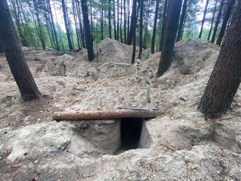 Окопи та бліндажі, які окупанти лишили після себе у лісі під Києвом. Олег Листопад стверджує, що Державна екоінспекція намагається фіксувати всі порушення екологічного законодавства»