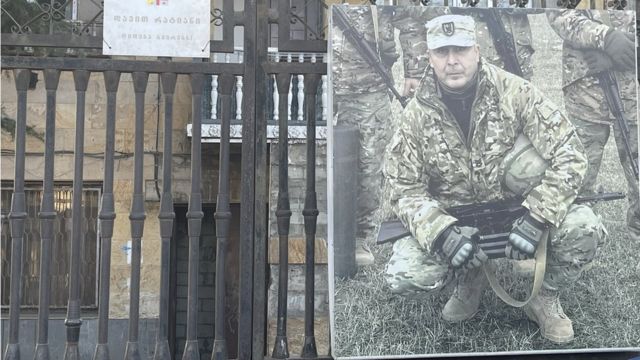 На воротах біля будинку, де жив Давид Ратіані, тепер його велика фотографія dqxikeidqxidqrant