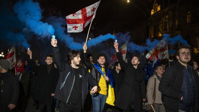 В годовщину полномасштабной войны в Украине в Тбилиси состоялась очередная многотысячная акция солидарности с украинцами под лозунгом: "Это Грузия – Слава Героям!"