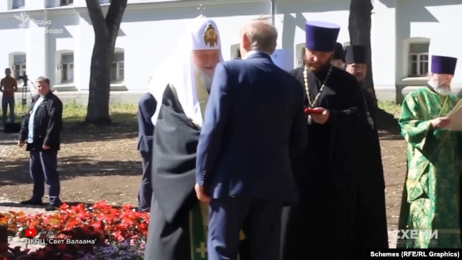 Патриарх Кирилл награждает Богуслаева