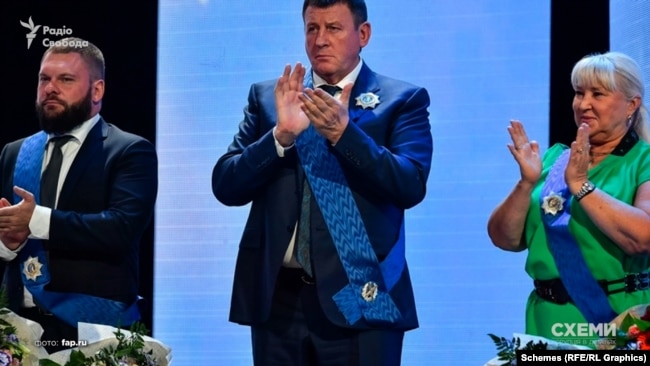 Петр Кононенко (в центре)