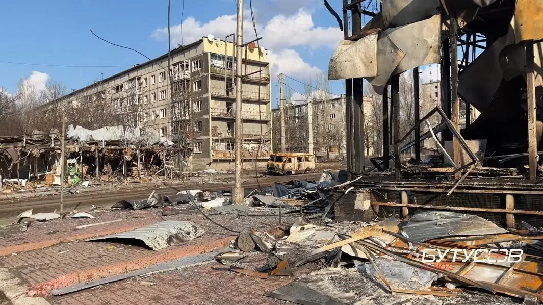 Вибухи та мертва тиша: Бутусов показав відео із житлових кварталів Бахмута dqxikeidqxidqrant