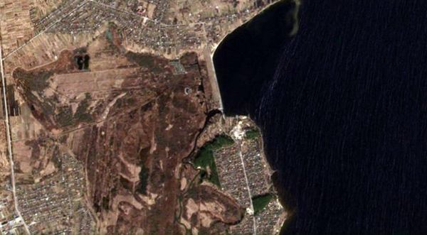 На цих супутникових знімках видно, як вода із київського водосховища почала поступово заповнювати заплаву річки Ірпінь.