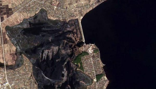 На цих супутникових знімках видно, як вода із київського водосховища почала поступово заповнювати заплаву річки Ірпінь.