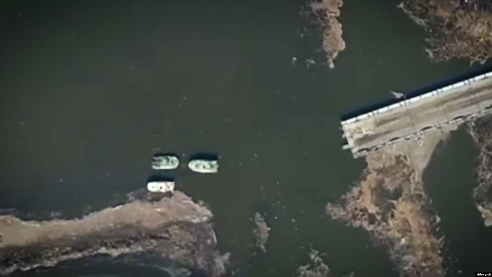 Третій і останній російський понтон, який українським силам так і не вдалося знищити, просто змило водою. Біля нього три бронемашини армії РФ, які вони втопили, намагаючись втекти із Мощуна