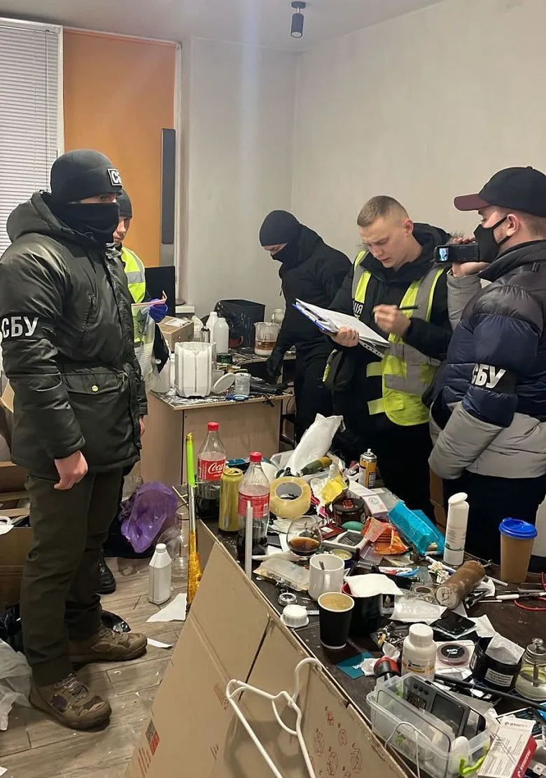 В Киеве будут судить преступную группировку: продавали наркотики, боеприпасы и взрывчатку. Фото dqxikeidqxiqdxant