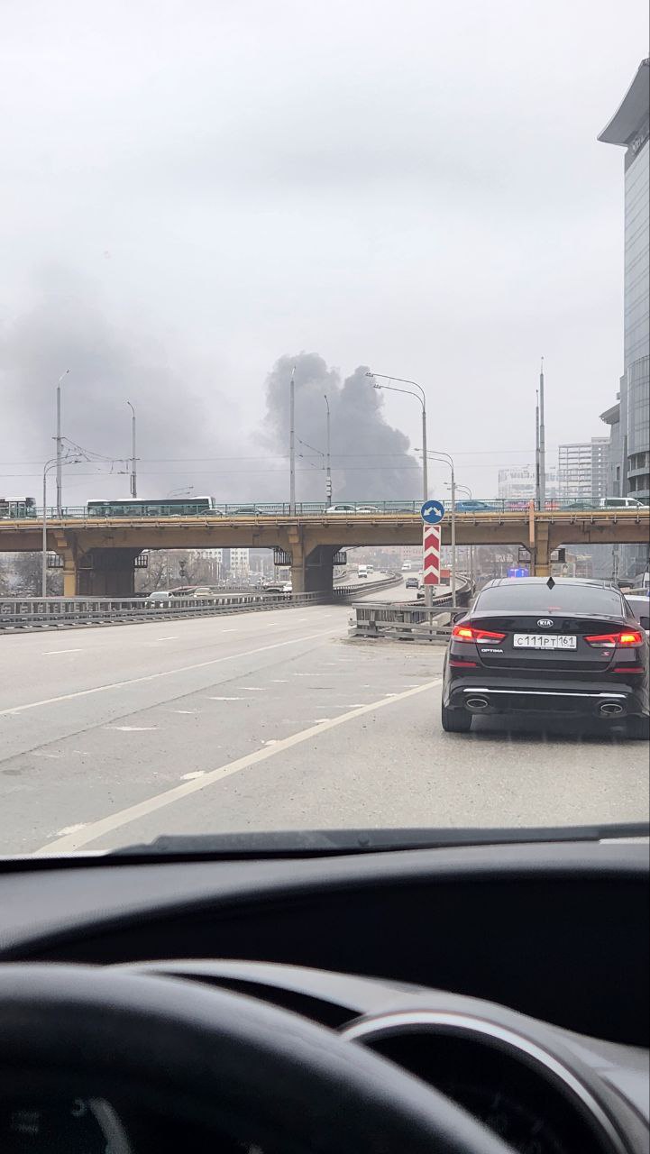 Будівля Прикордонної служби ФСБ горить у російському Ростові-на-Дону 03