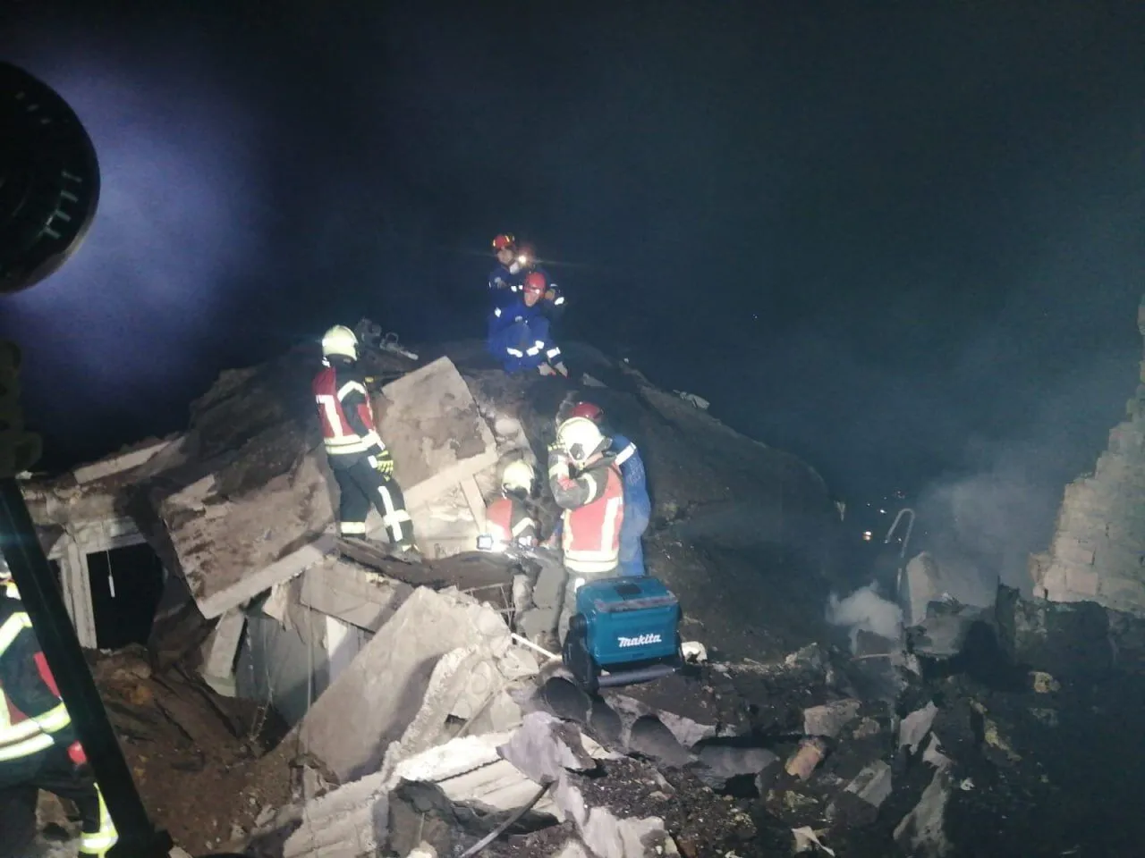 На Київщині внаслідок ворожої атаки зазнали руйнувань гуртожитку: є загиблі, під завалами можуть залишатися люди. Фото dqxikeidqxidqeant