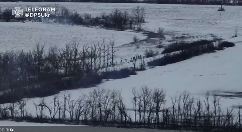 Українські прикордонники показали відео ’’демілітаризації’’ групи окупантів на Луганщині: вцілілі накивали п’ятами dqxikeidqxidqeant