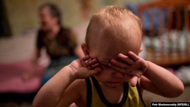 Дитина плаче в бомбосховищі в Петровському районі Донецька, червень 2015 року dqxikeidqxidqrant